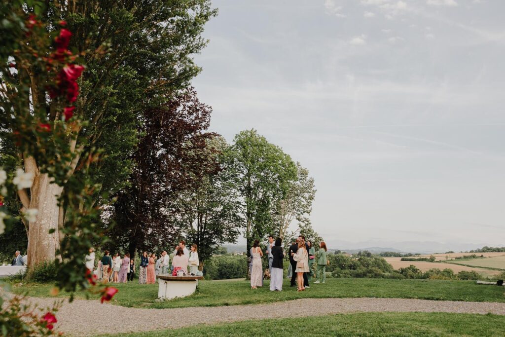 invités qui discutent pendant un cocktail de mariage au château biscay