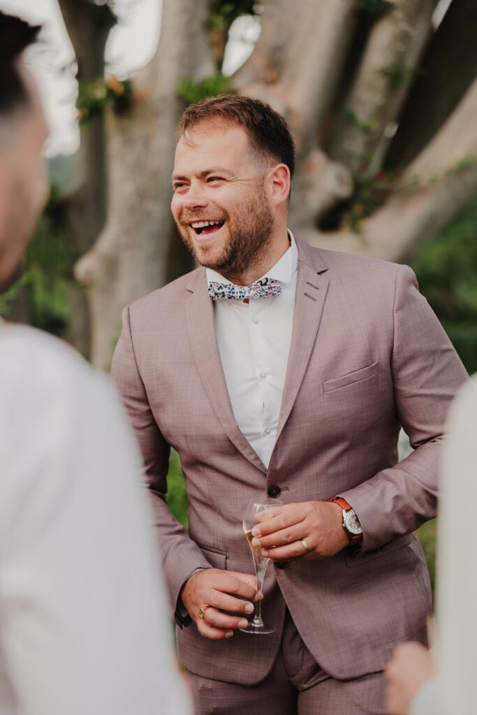 invités qui discutent pendant un cocktail de mariage au château biscay