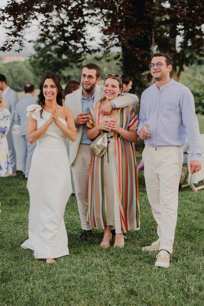 invités qui discutent pendant un cocktail de mariage au château biscay
