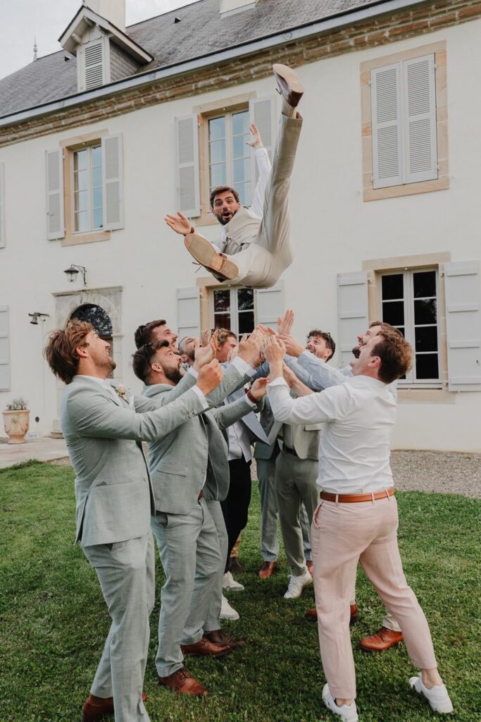 photo des témoins lors d'un mariage au chateau de biscay