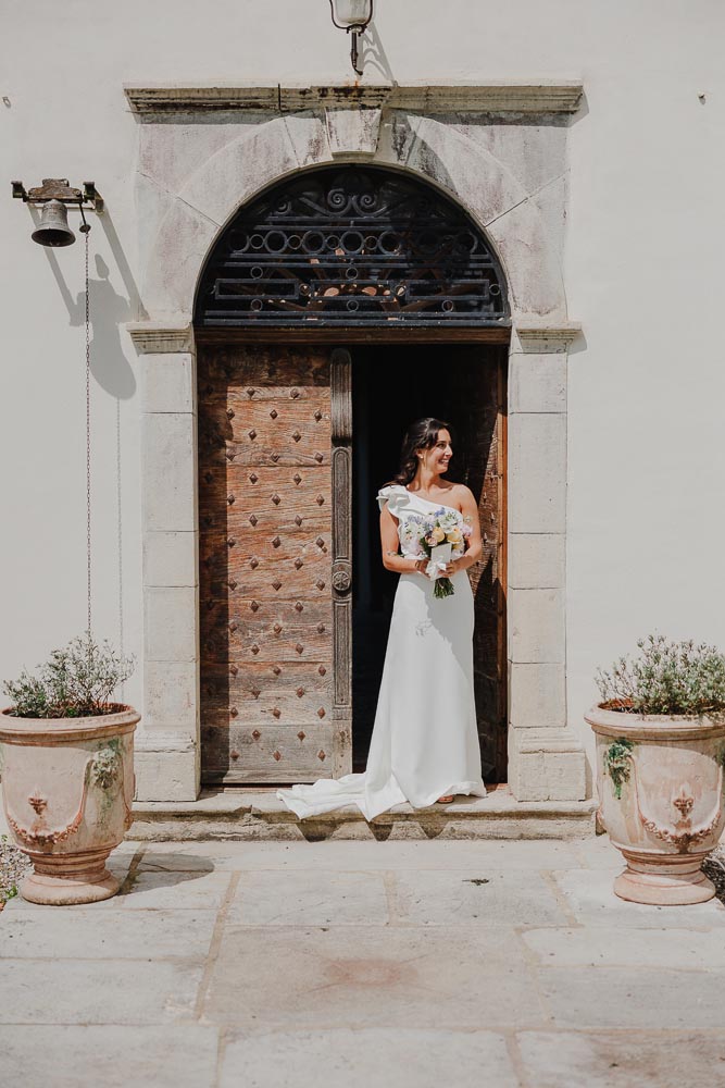 portrait de la mariée à la porte d'entrée du chateau de biscay
