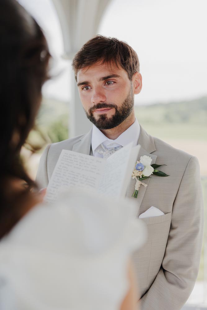 marié ému pendant la lecture des voeux de son mariage