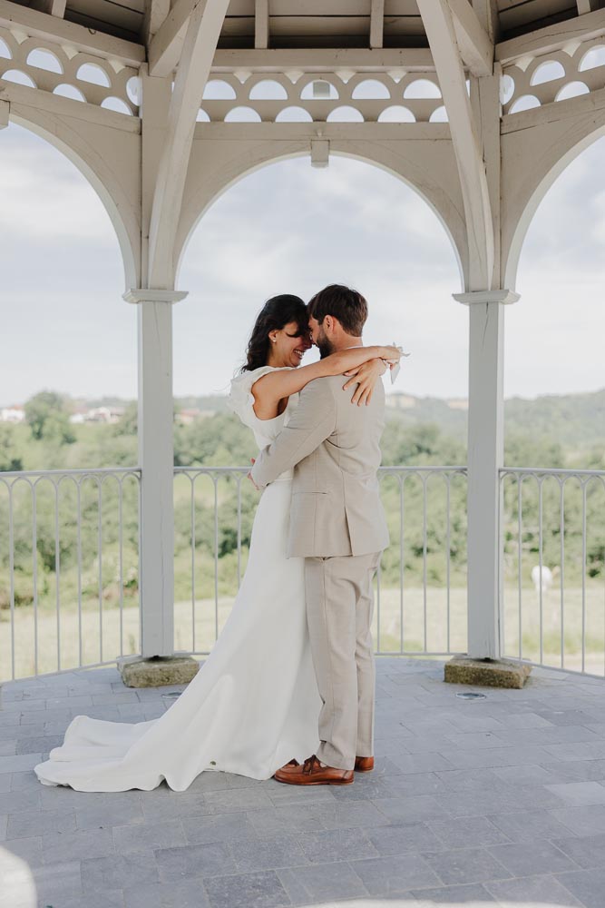 mariés qui s'embrassent pendant leur first look au chateau de biscay dans le pays basque