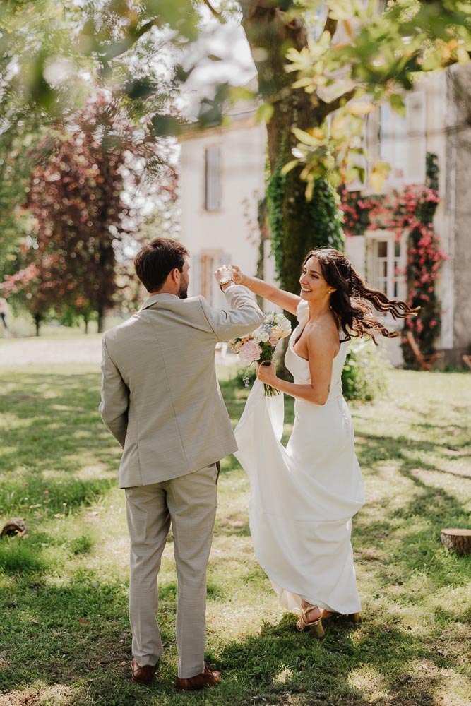 mariés qui dansent dans les jardins du chateau de biscay
