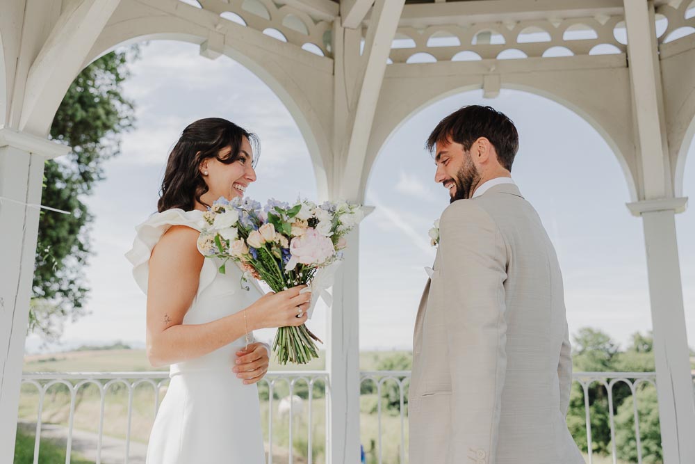 mariés qui se découvrent pendant leur first look au chateau de biscay dans le pays basque