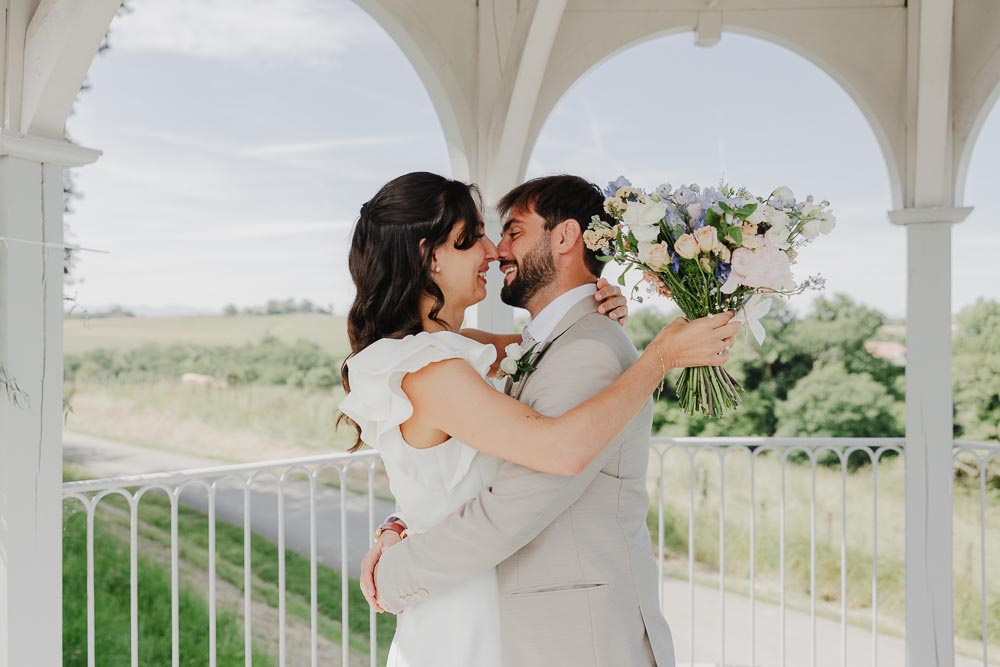 mariés qui s'embrassent pendant leur first look au chateau de biscay dans le pays basque