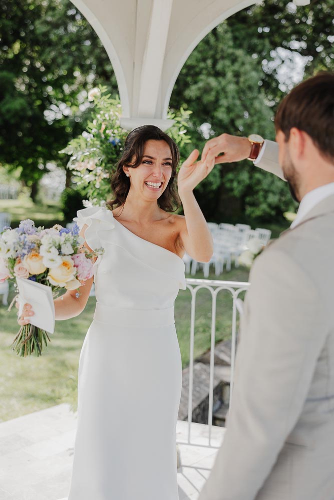 mariés qui dansent pendant leur first look au château de biscay