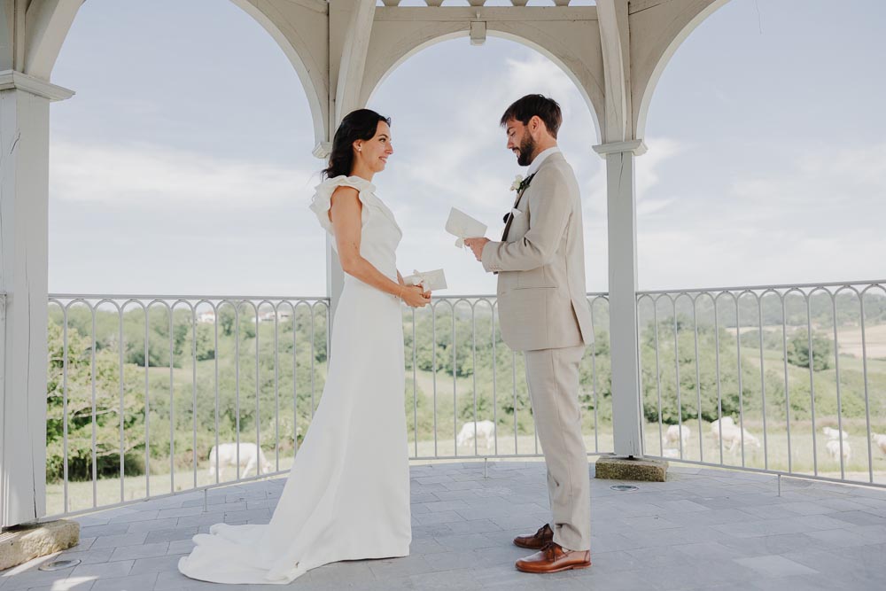 mariés qui lisent leurs voeux pendant leur first look au chateau de biscay