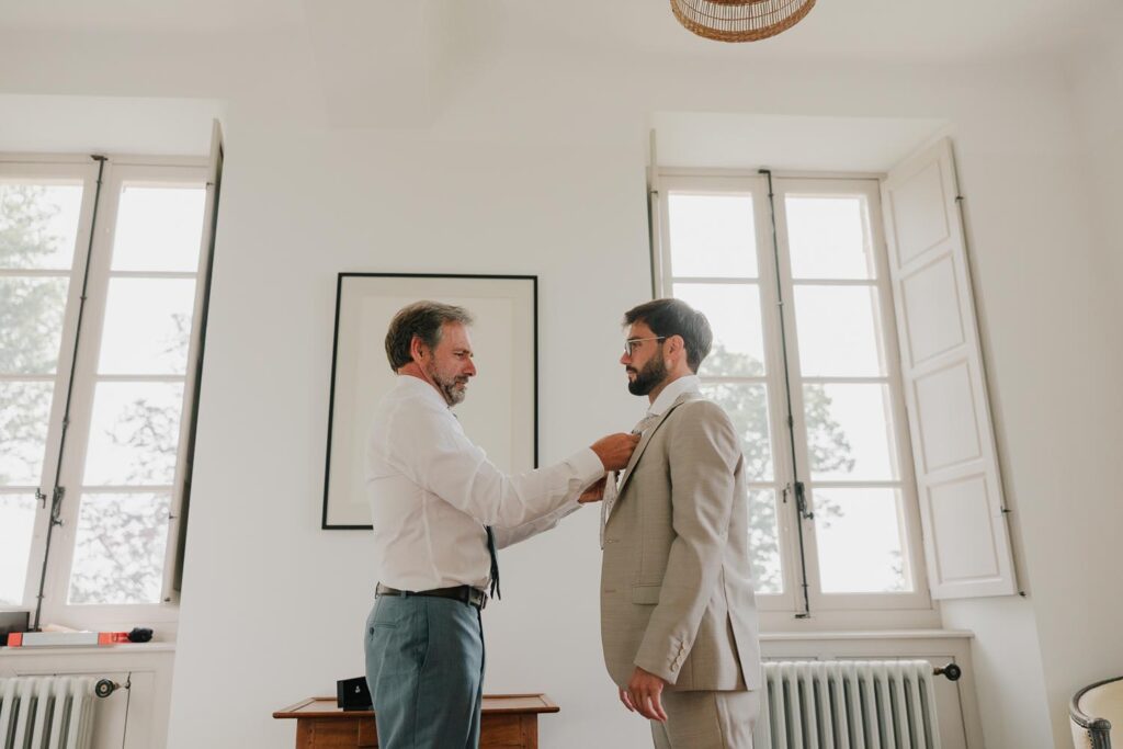 marié et son papa qui se préparent au domaine du château de biscay