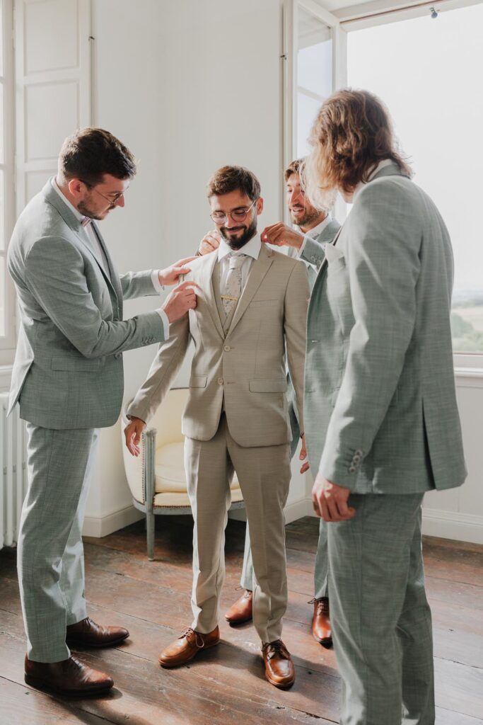 marié et ses témoins qui se préparent au domaine du château de biscay