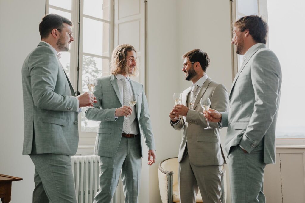 marié et ses témoins qui se préparent lors d'un mariage au château de biscay