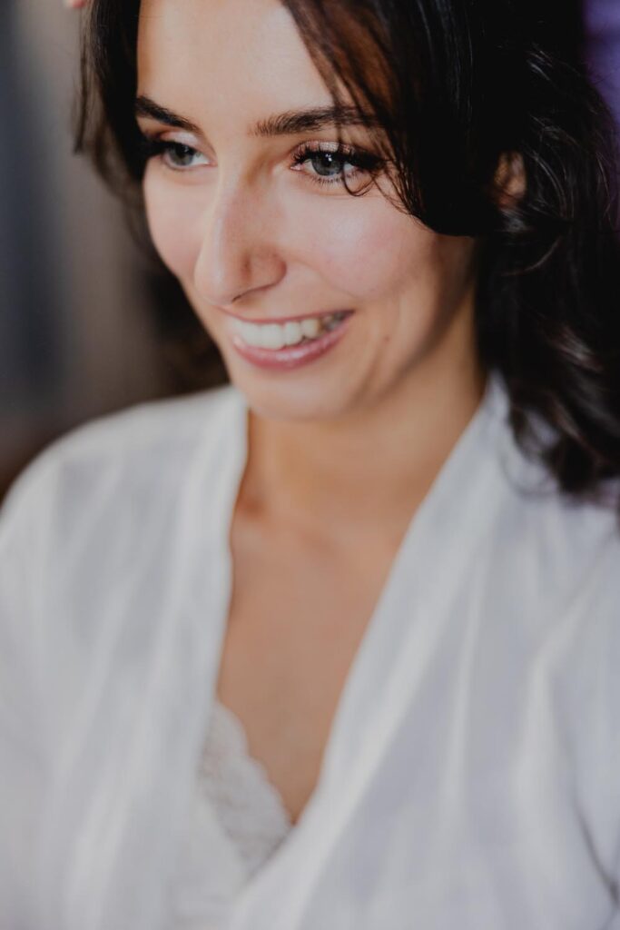 portrait de la mariée lors de ses préparatifs au chateau de biscay