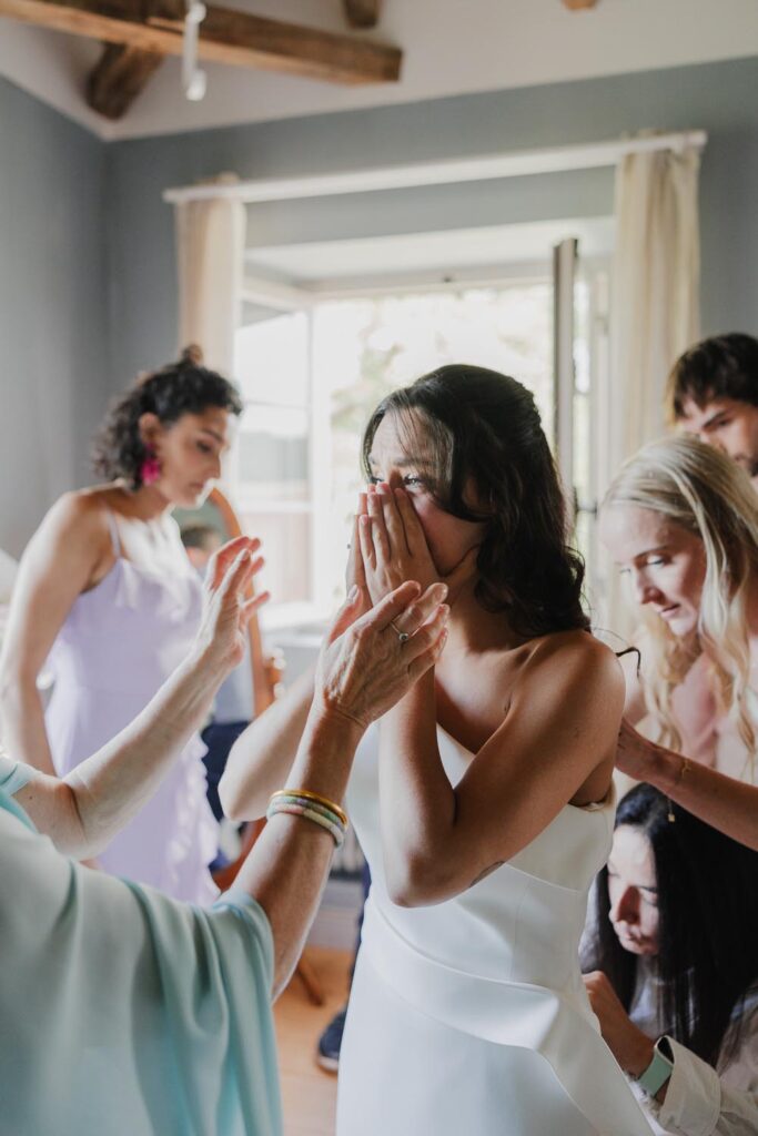 mariée émue pendant ses préparatifs de mariage au chateau de biscay