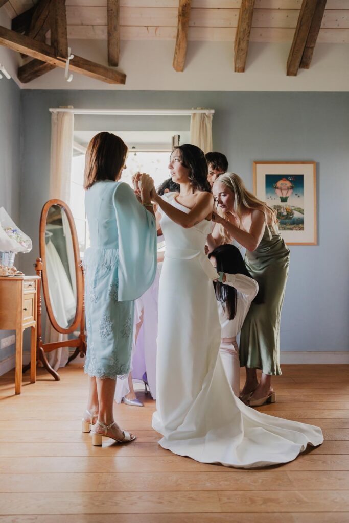 mariée émue pendant ses préparatifs de mariage au chateau de biscay