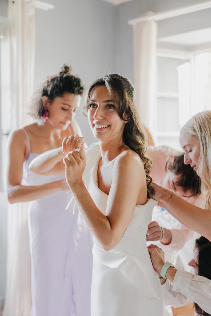mariée souriante pendant ses préparatifs de mariage au chateau de biscay