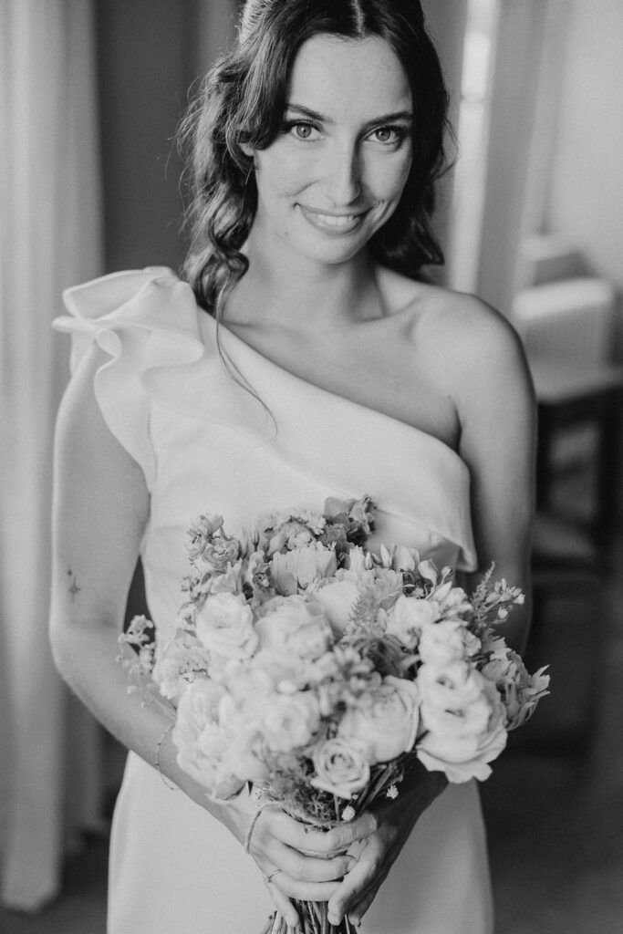 mariage au chateau de biscay : portrait de la mariée qui tient sous bouquet