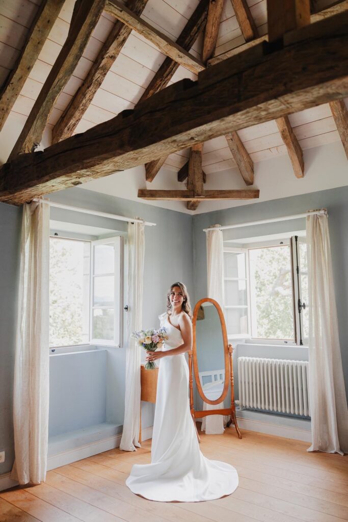 mariage au chateau de biscay : portrait de la mariée qui tient sous bouquet