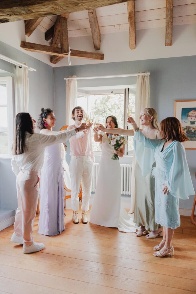 marié et ses témoins qui trinquent pendant des préparatifs de mariage dans le pays basque