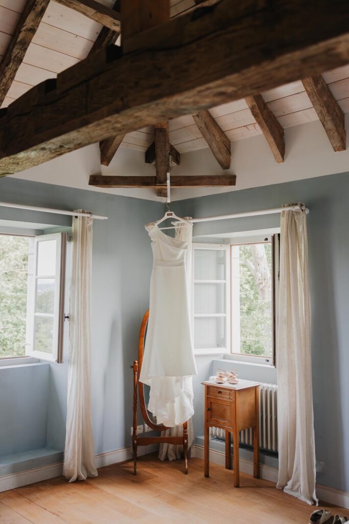 robe de mariée suspendue dans une chambre du chateau de biscay