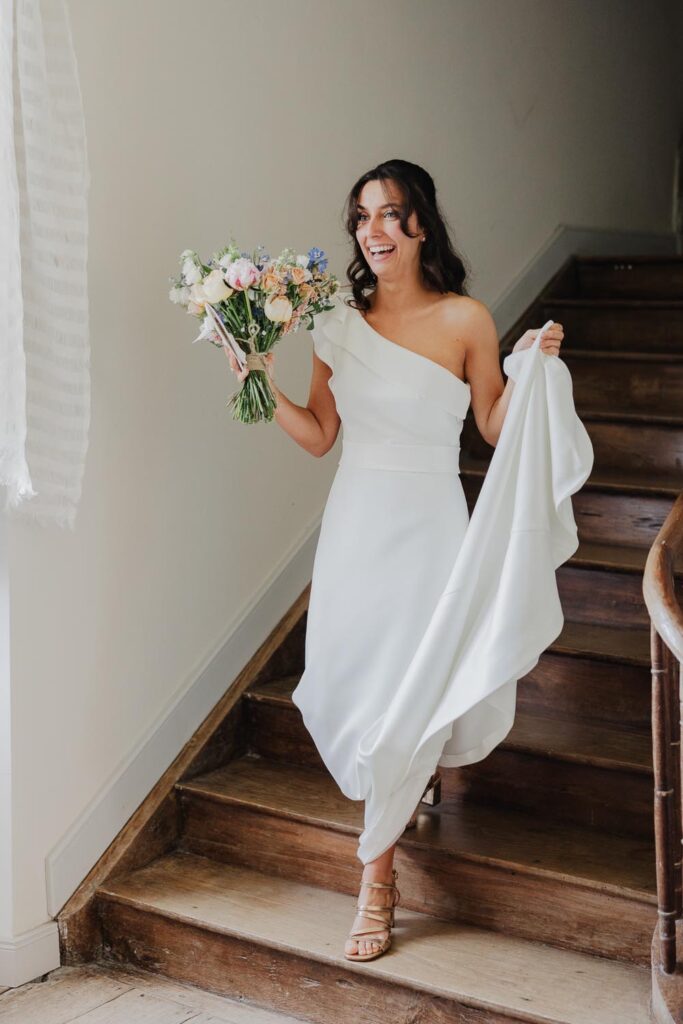 une mariée descend les escaliers lors de son mariage au chateau de biscay