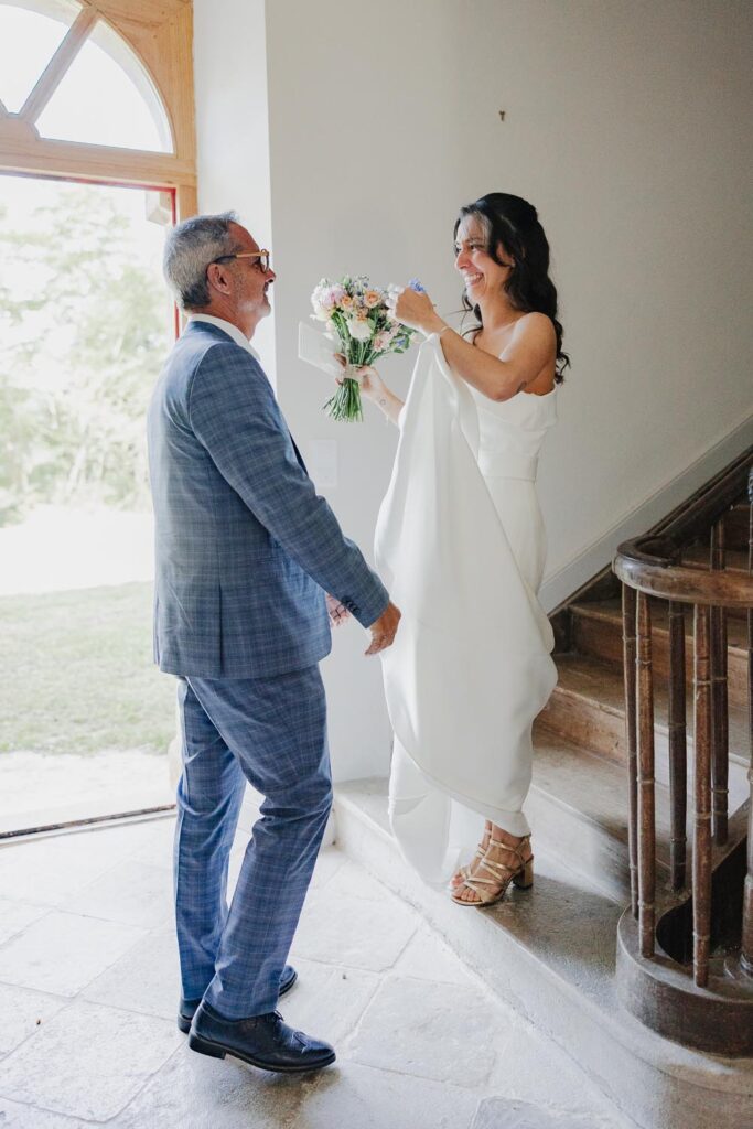 first look entre la mariée et son papa dans le chateau de biscay