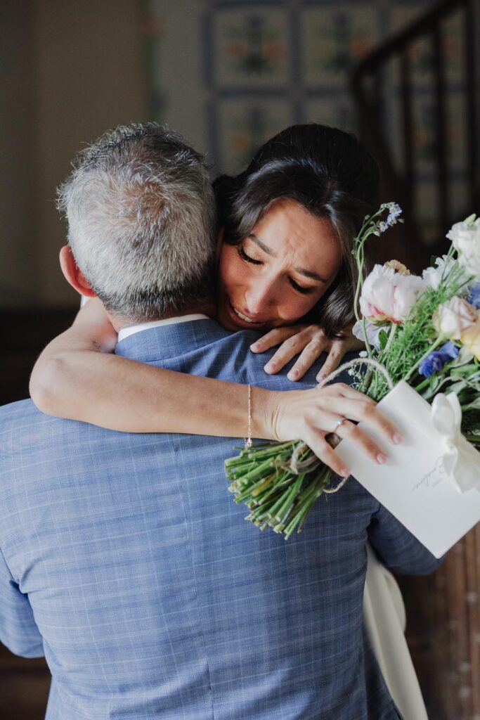 mariée émue pendant son first look avec son papa au château de biscay