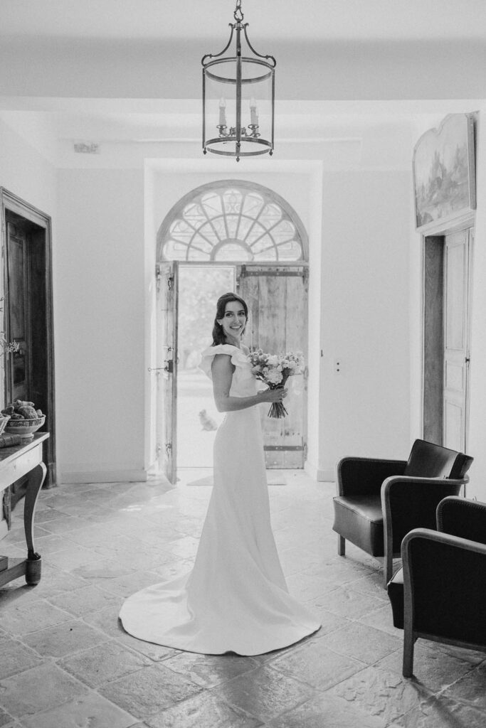 portrait de mariée dans le hall du château de biscay