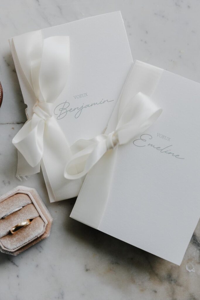 faire-part et alliances d'une mariée lors de son mariage au château de biscay