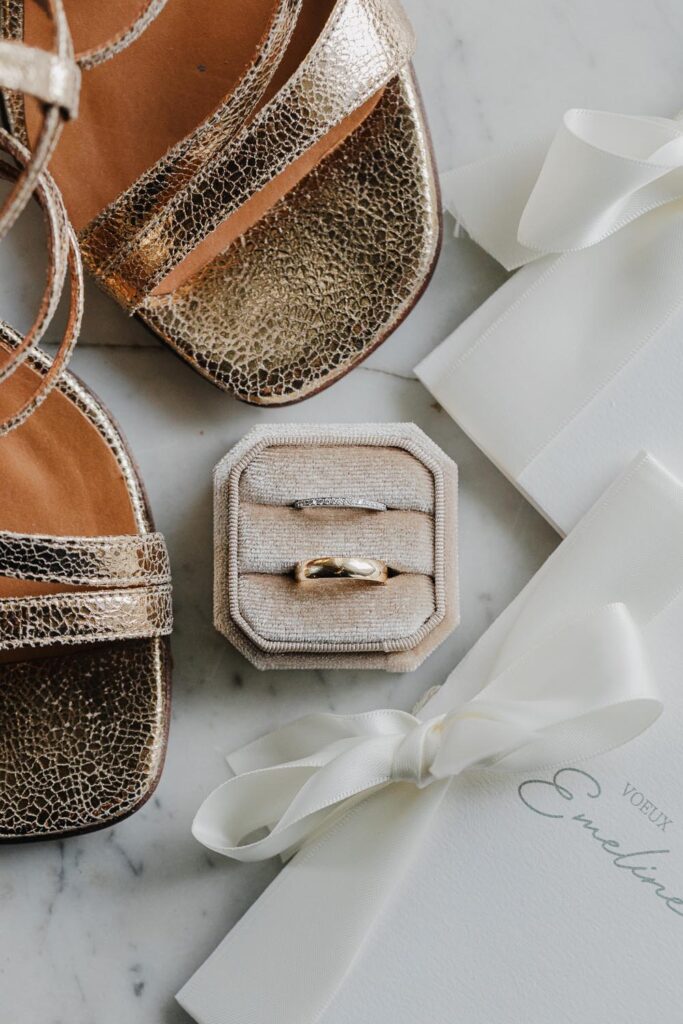 faire-part et alliances d'une mariée lors de son mariage au château de biscay