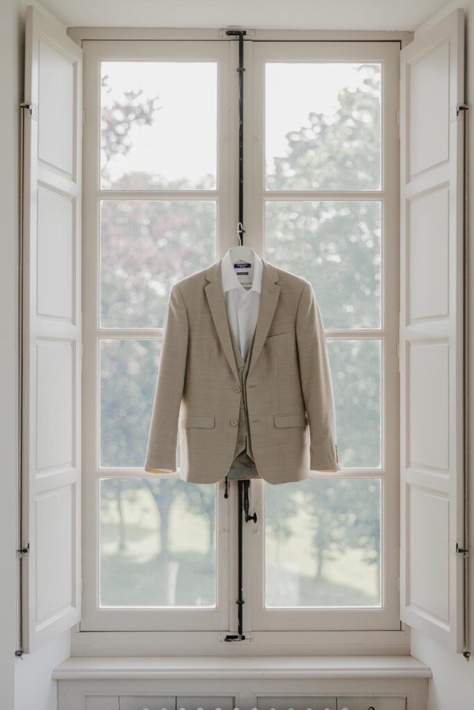 costume du marié lors de son mariage au chateau de biscay