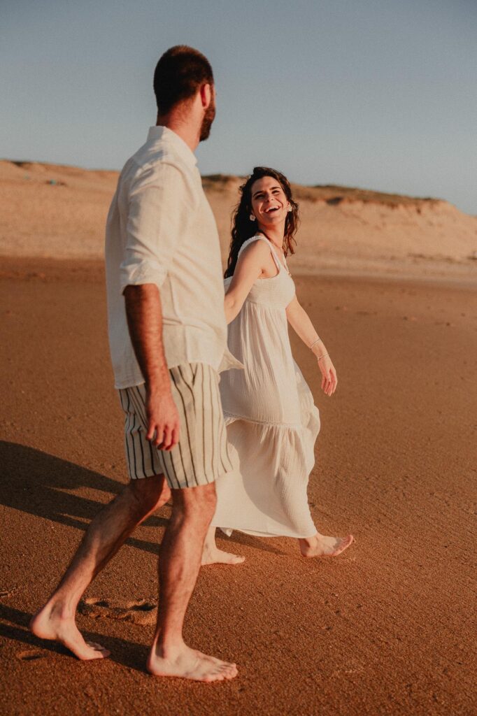 couple sur la plage lors d'une seance photo engagement dans les landes