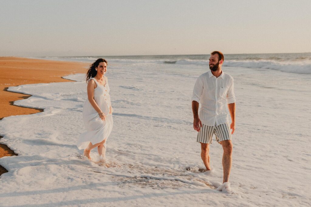 couple sur la plage lors d'une seance photo engagement dans les landes