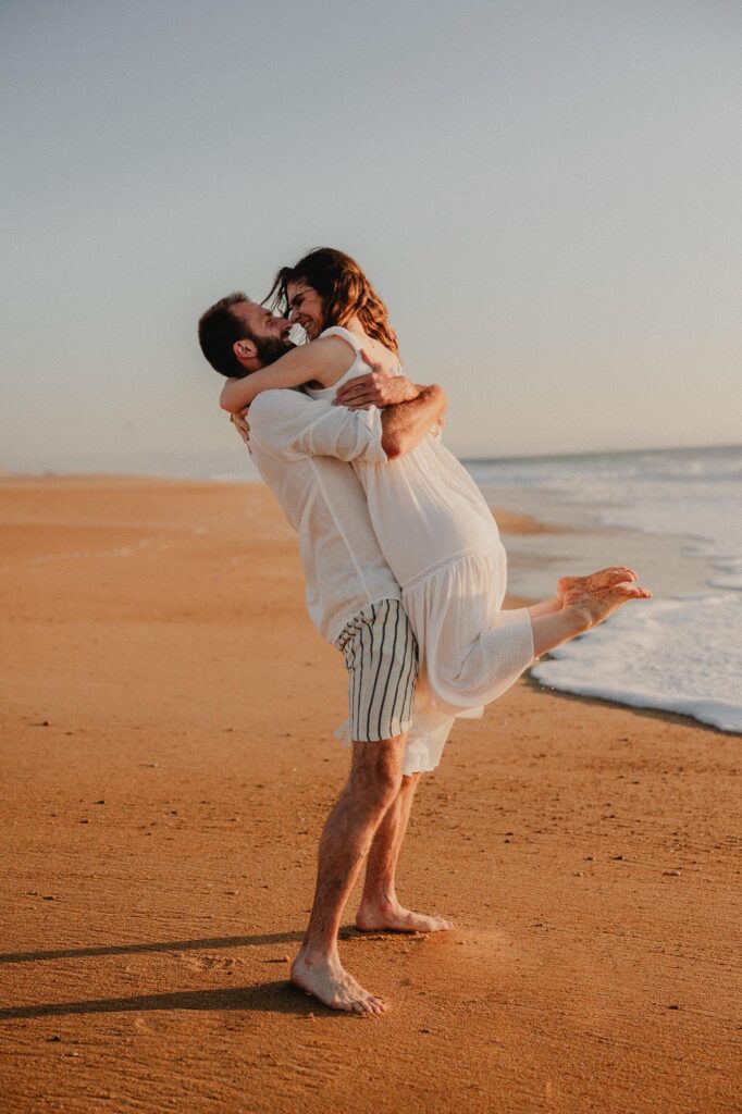 couple sur la plage lors d'une seance photo engagement dans les landes