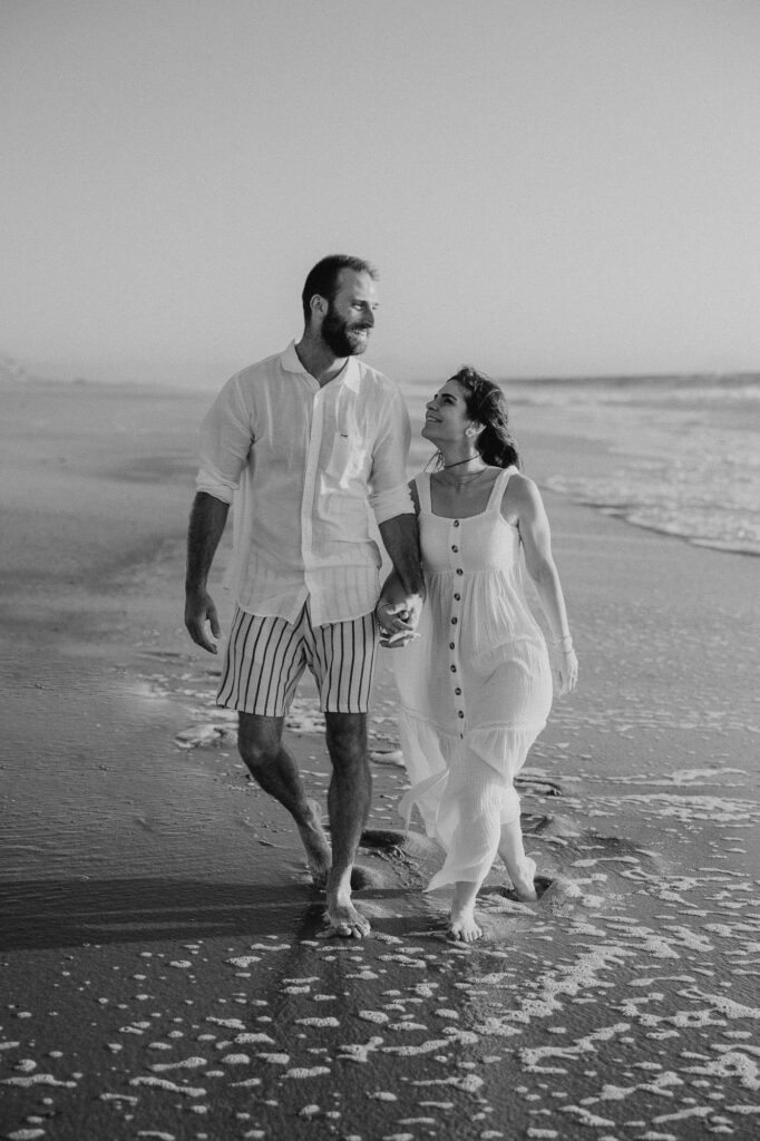 seance photo engagement en amoureux sur une plage des landes