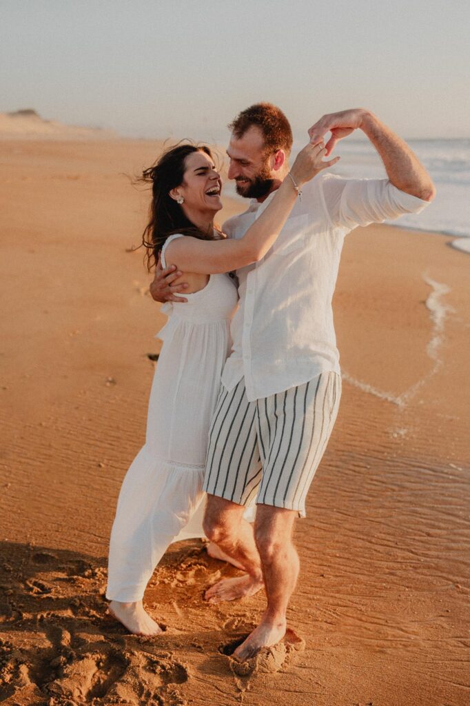 couple qui danse pendant une seance photo engagement dans les landes