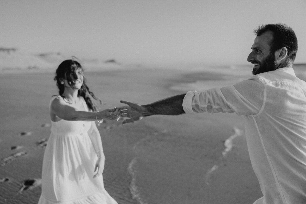 couple qui danse pendant une seance photo engagement dans les landes