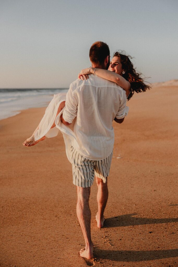 couple en seance photo sur la plage lors d'une seance engagement