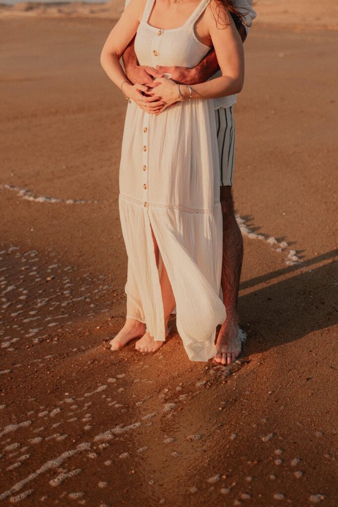couple en seance photo sur la plage lors d'une seance engagement