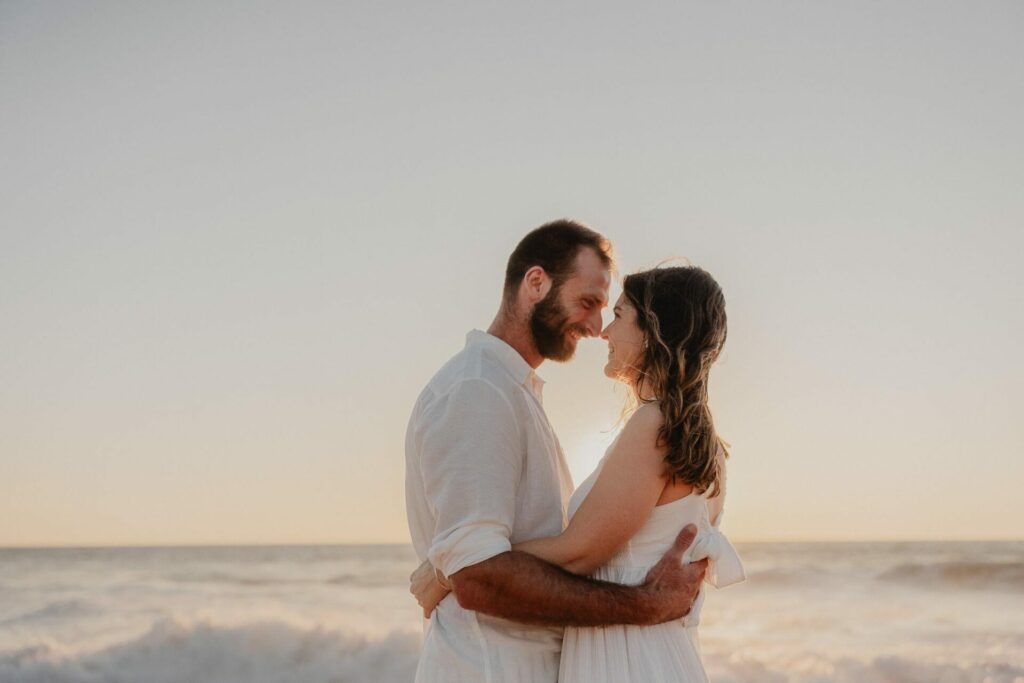 couple en seance photo sur la plage lors d'une seance engagement