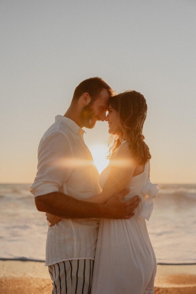 couple au coucher de soleil lors d'une seance photo engagement dans les landes