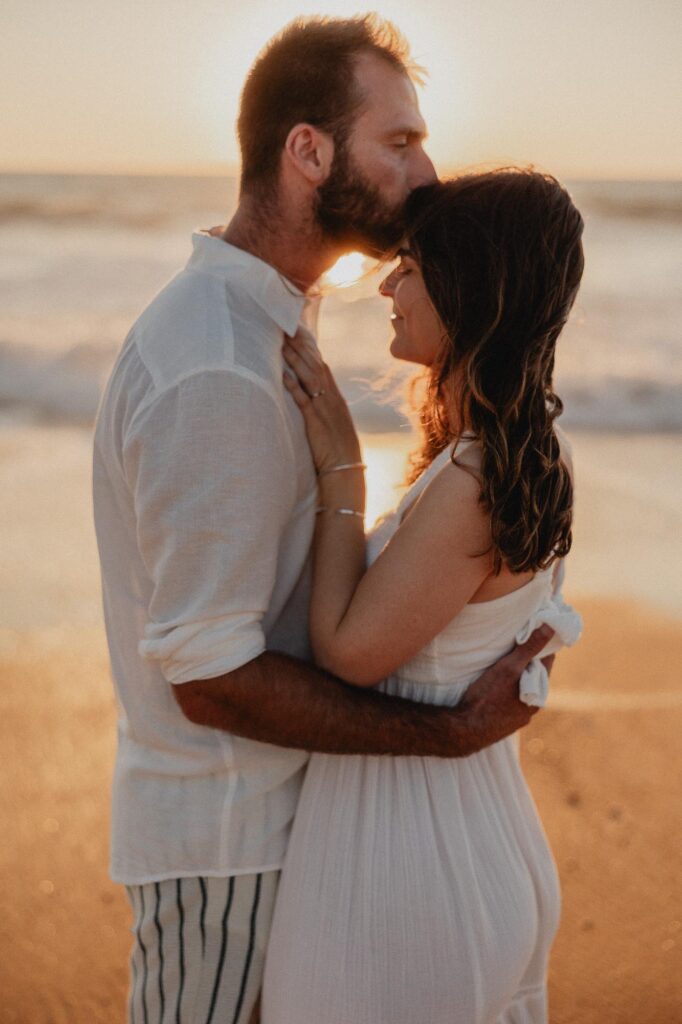 couple au coucher de soleil lors d'une seance photo engagement dans les landes