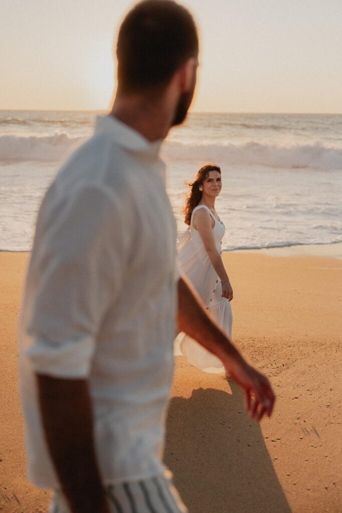 couple qui se regarde lors d'une seance photo couple dans les landes