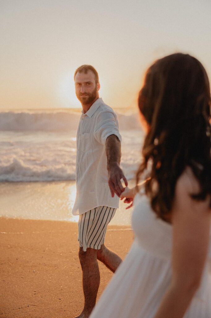 couple qui se regarde lors d'une seance photo couple dans les landes