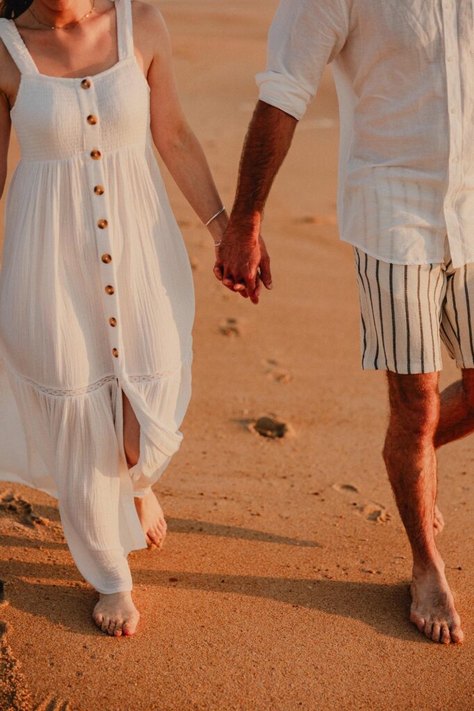 couple qui marche lors d'une seance photo couple dans les landes
