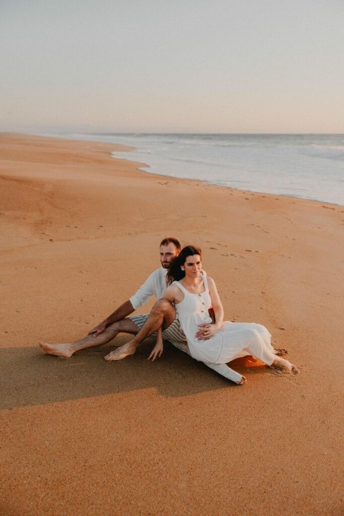 seance photo engagement d'un couple sur une plage landaise