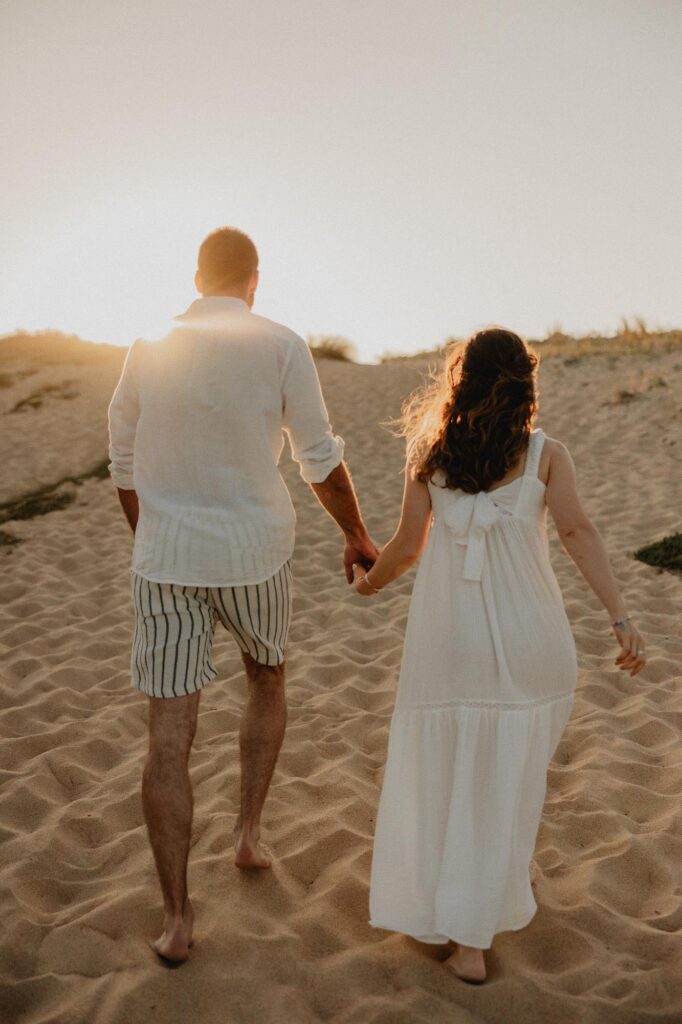 couple en séance photo sur une plage landaise au coucher de soleil