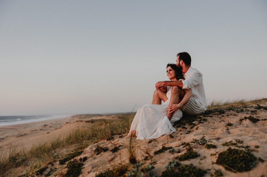 couple dans les dunes pendant une seance photo couple avec photographe