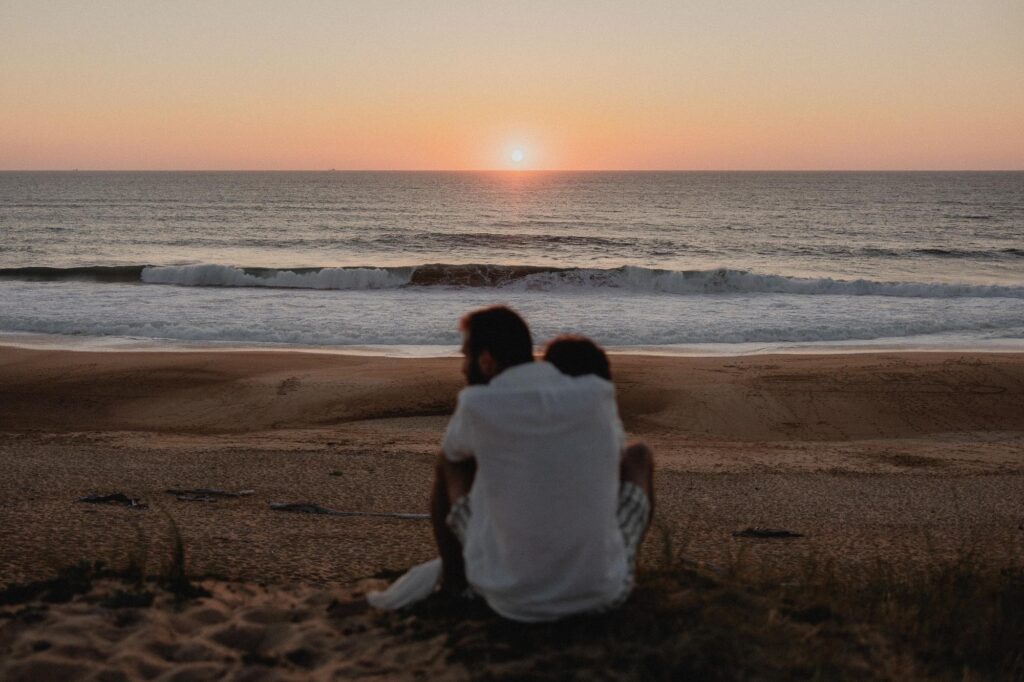 couple dans les dunes pendant une seance photo couple avec photographe