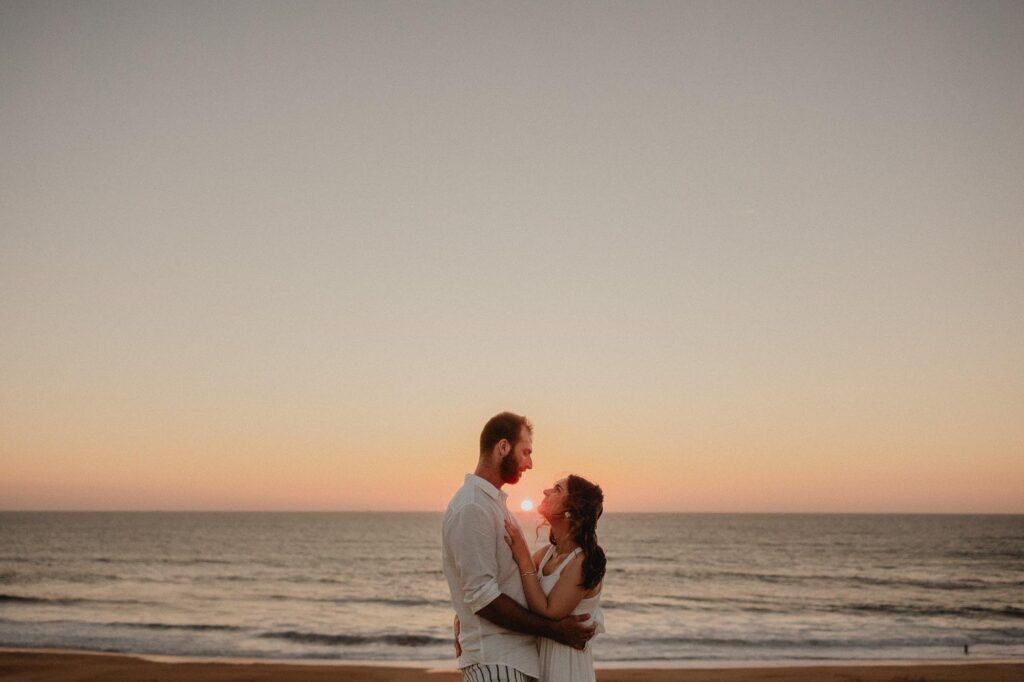 seance photo couple au coucher de soleil dans les landes