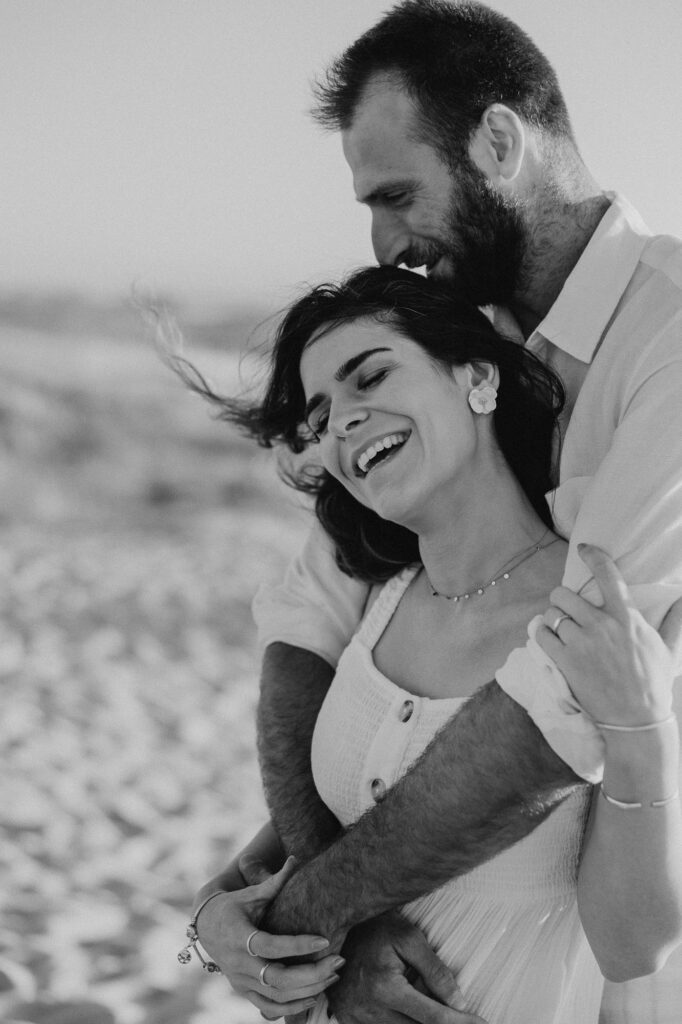 couple en séance photo sur une plage landaise au coucher de soleil